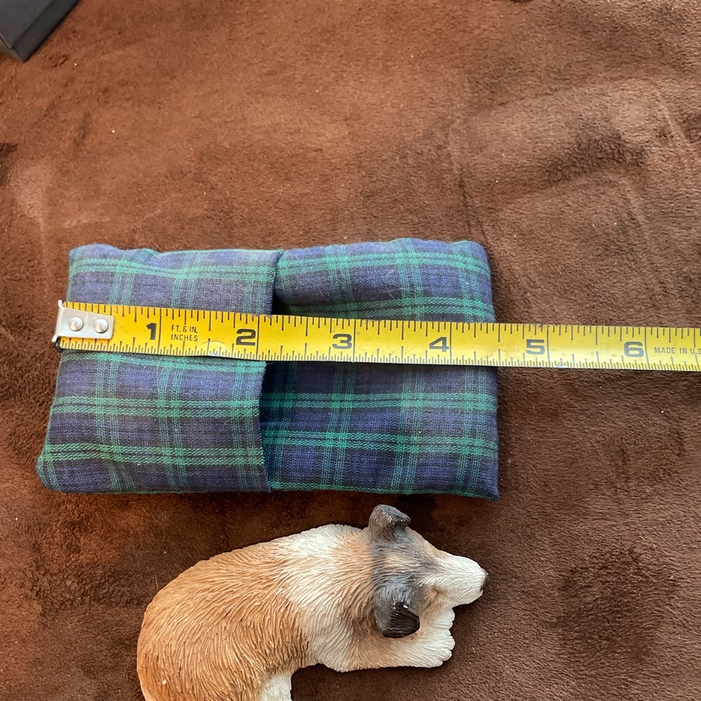 Sheltie pup figurine that comes with bed